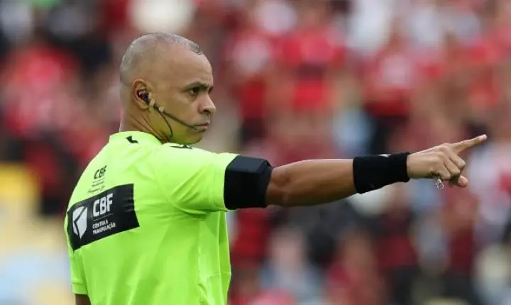 Wilton Pereira Sampaio, árbitro de duas Copas do Mundo, apita decisão entre Brusque e Paysandu no sábado (10)